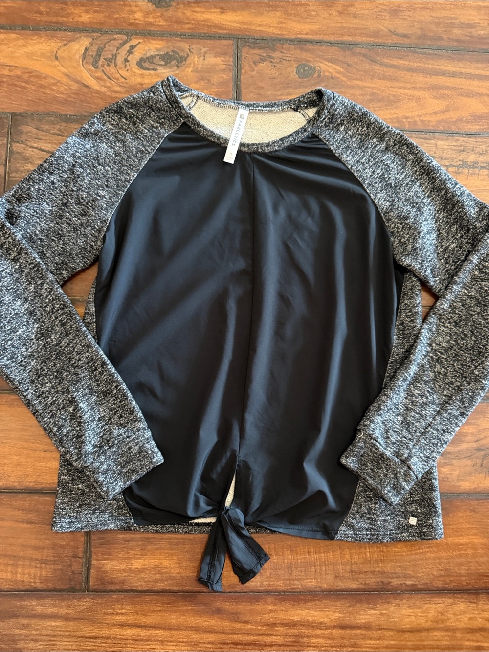 Fabletics Like New Front Knot Top with Heathered Black Raglan Sleeves and Back